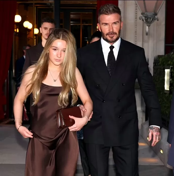 Con gái út nhà Beckham trở thành tâm điểm khi đi xem thời trang của mẹ Con gái út nhà Beckham trở thành tâm điểm khi đi xem thời trang của mẹ