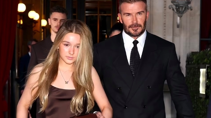 Con gái út nhà Beckham trở thành tâm điểm khi đi xem thời trang của mẹ