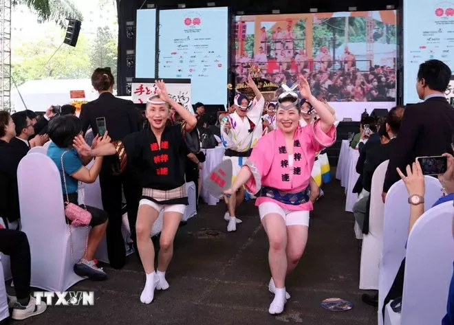 Tiết mục múa Awadori truyền thống do các nghệ sỹ Nhật Bản biểu diễn tại Lễ khai mạc. (Ảnh: Xuân Khu/TTXVN)