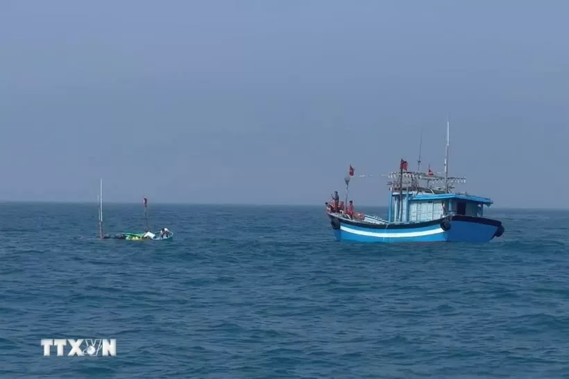 Cứu thành công 15 thuyền viên gặp nạn trên biển Phú Quý Cứu thành công 15 ngư dân gặp nạn trên đảo Phú Quý