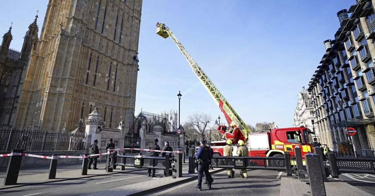 Cảnh sát Anh phong tỏa khu vực quanh tháp Big Ben do sự cố hy hữu