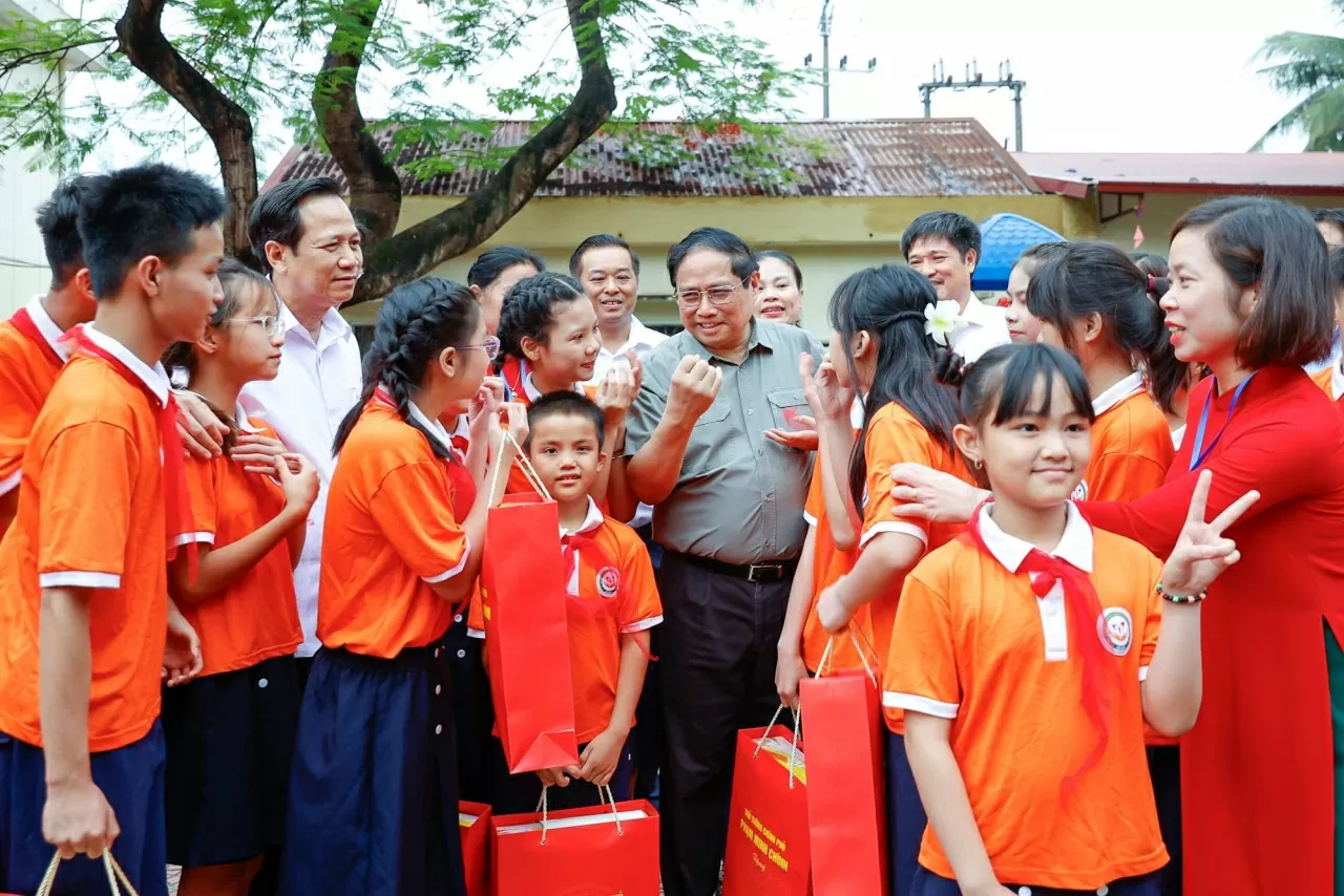 Nhân dịp Ngày quốc tế Thiếu nhi 1/6 và Tháng hành động Vì Trẻ em 2024, Thủ tướng Phạm Minh Chính tới thăm, tặng quà các thầy cô giáo, các cháu học sinh đang theo học tại Trung tâm Nuôi dưỡng trẻ khuyết tật Hà Nội, ngày 31/5/2024. (Nguồn: VGP) Nhân dịp Ngày quốc tế Thiếu nhi 1/6 và Tháng hành động Vì Trẻ em 2024, Thủ tướng Phạm Minh Chính tới thăm, tặng quà các thầy cô giáo, các cháu học sinh đang theo học tại Trung tâm Nuôi dưỡng trẻ khuyết tật Hà Nội, ngày 31/5/2024. (Nguồn: VGP)