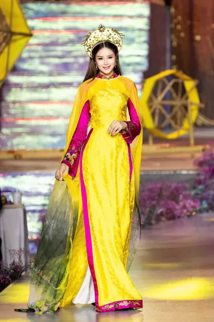 Hoa hậu Điện ảnh TP. Hồ Chí Minh Sella Trương duyên dáng trong tà áo dài Hoa hậu Điện ảnh TP. Hồ Chí Minh Sella Trương duyên dáng trong tà áo dài