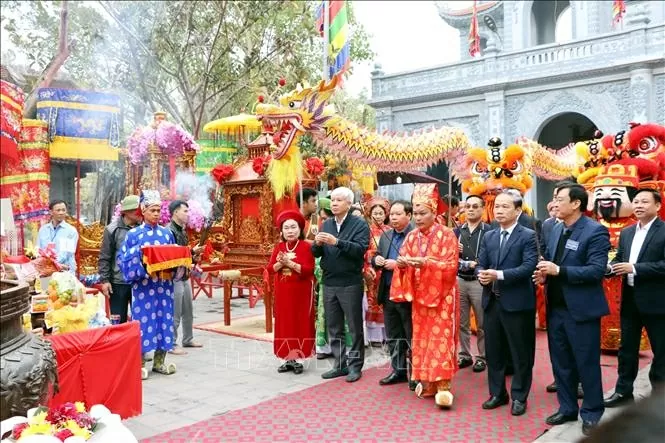 Gìn giữ giá trị di sản văn hóa phi vật thể lễ hội truyền thống Đền Tranh. Các đại biểu và người dân dâng hương. Ảnh: Mạnh Tú/TTXVN Gìn giữ giá trị di sản văn hóa phi vật thể lễ hội truyền thống Đền Tranh. Các đại biểu và người dân dâng hương. Ảnh: Mạnh Tú/TTXVN