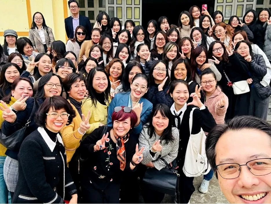 Thứ trưởng Đỗ Hùng Việt chụp hình selfie với Ban Nữ công nhân Ngày quốc tế Phụ nữ 8/3.