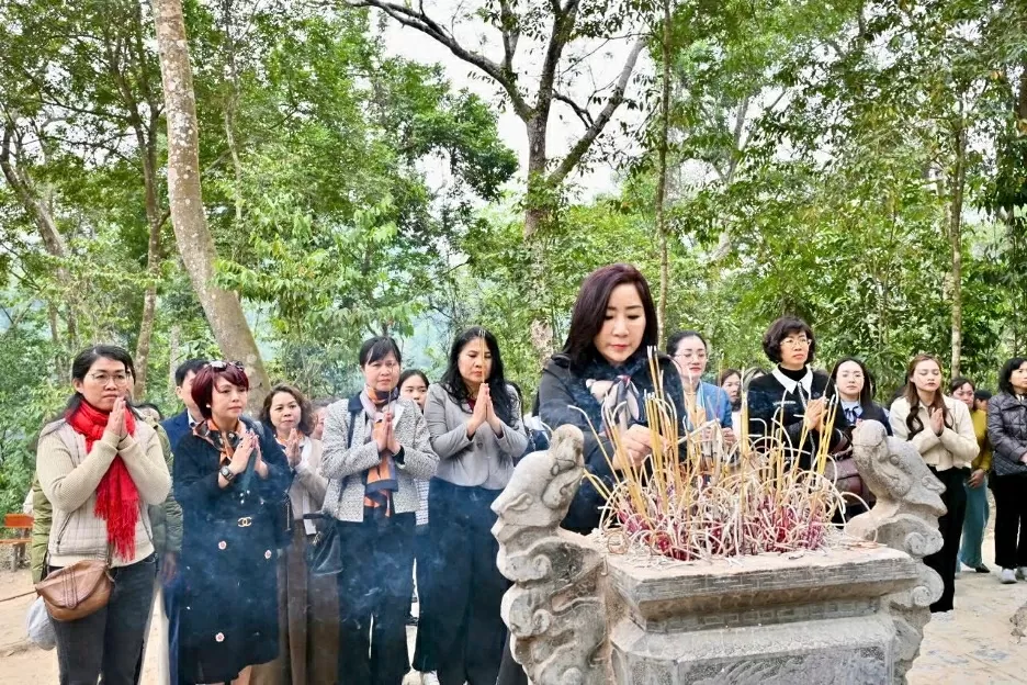 Đoàn dâng hương tại Lán Nà Nưa. (Ảnh: Quang Hòa) Tôn vinh cội rễ, sẻ chia nghĩa tình