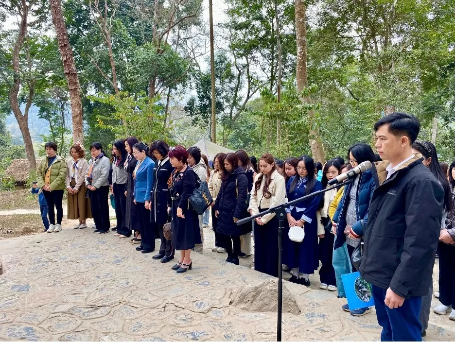 Một phút tưởng niệm tại Lán Nà Nưa. (Ảnh: Phương Thảo) Tôn vinh cội rễ, sẻ chia nghĩa tình