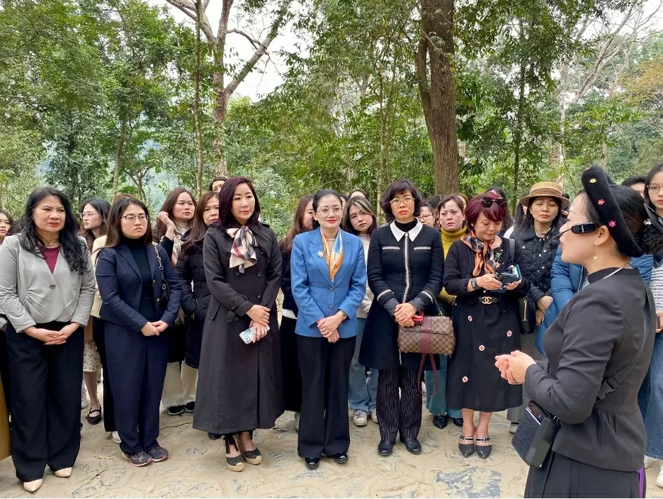 Đoàn nghe thuyết minh về câu chuyện Bác Hồ sống tại Lán Nà Nưa trong kháng chiến chống Pháp. (Ảnh: Phương Thảo) Tôn vinh cội rễ, sẻ chia nghĩa tình