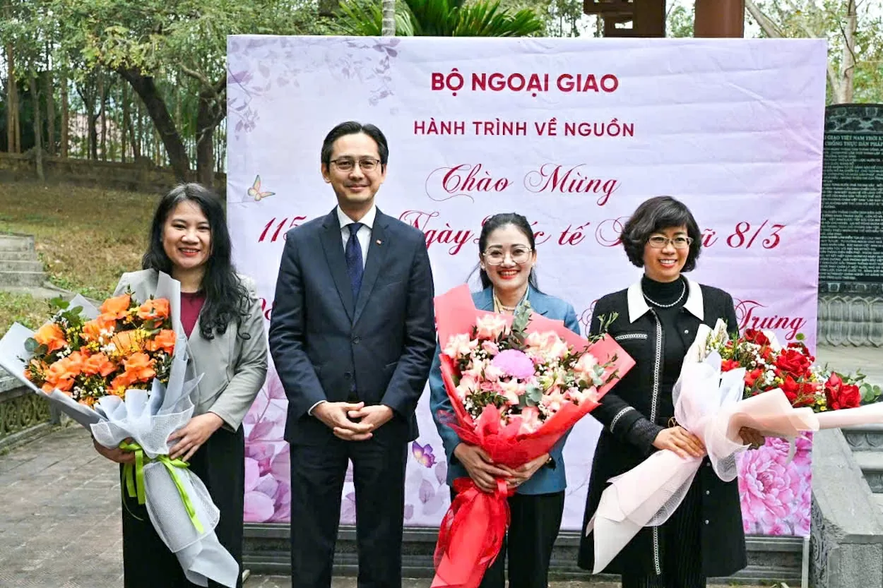 Thứ trưởng tặng hoa chúc mừng các nữ lãnh đạo đại diện Công đoàn Bộ, đại diện UBND tỉnh Tuyên Quang. (Ảnh: Quang Hòa) Thứ trưởng tặng hoa chúc mừng các nữ lãnh đạo đại diện Công đoàn Bộ, đại diện UBND tỉnh Tuyên Quang. (Ảnh: Quang Hòa)