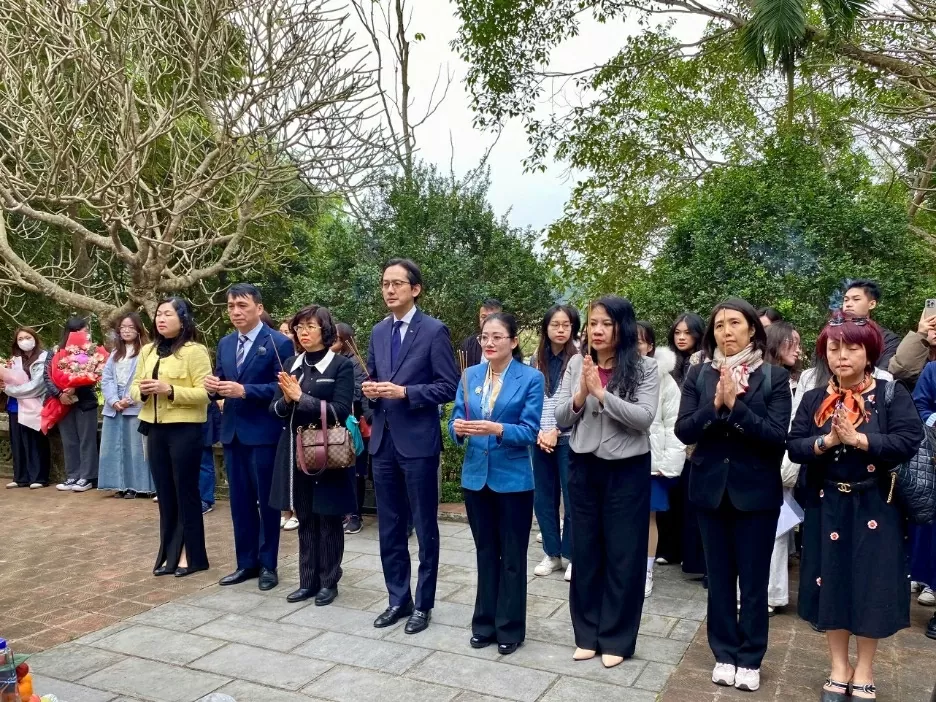 Đoàn đến thăm, dâng hương tại Khu di tích lịch sử Bộ Ngoại giao ở thôn Dõn, xã Minh Thanh, huyện Sơn Dương. (Ảnh: Phương Thảo) Đoàn đến thăm, dâng hương tại Khu di tích lịch sử Bộ Ngoại giao ở thôn Dõn, xã Minh Thanh, huyện Sơn Dương. (Ảnh: Phương Thảo)