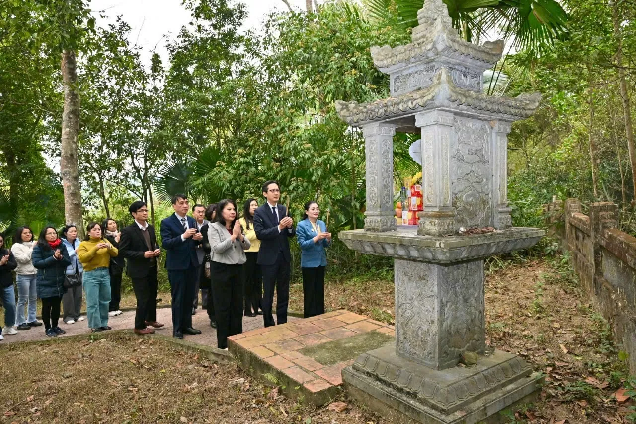 Đoàn dâng hương tại Khu di tích lịch sử Bộ Ngoại giao. (Ảnh: Quang Hòa) Đoàn dâng hương tại Khu di tích lịch sử Bộ Ngoại giao. (Ảnh: Quang Hòa)