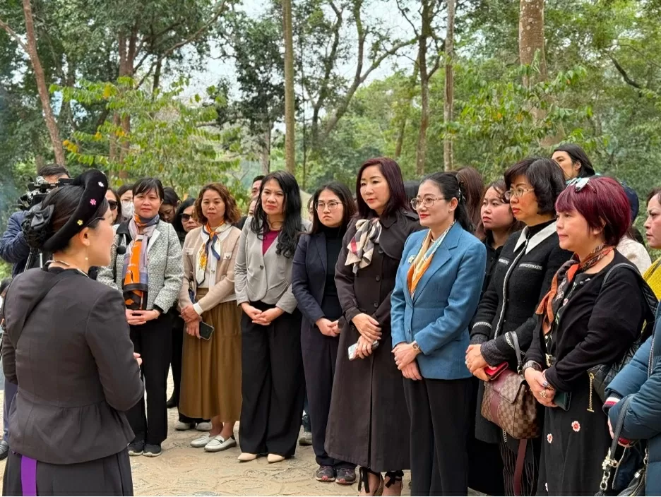 Đoàn nghe hướng dẫn viên giới thiệu về Lán Nà Nưa. (Ảnh: Quỳnh Hương) Đoàn nghe hướng dẫn viên giới thiệu về Lán Nà Nưa. (Ảnh: Quỳnh Hương)