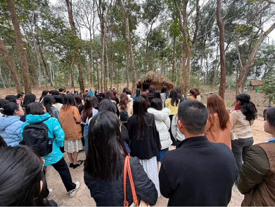 Đoàn nghe hướng dẫn viên giới thiệu về Lán Nà Nưa. (Ảnh: Quỳnh Hương) Đoàn nghe hướng dẫn viên giới thiệu về Lán Nà Nưa. (Ảnh: Quỳnh Hương)