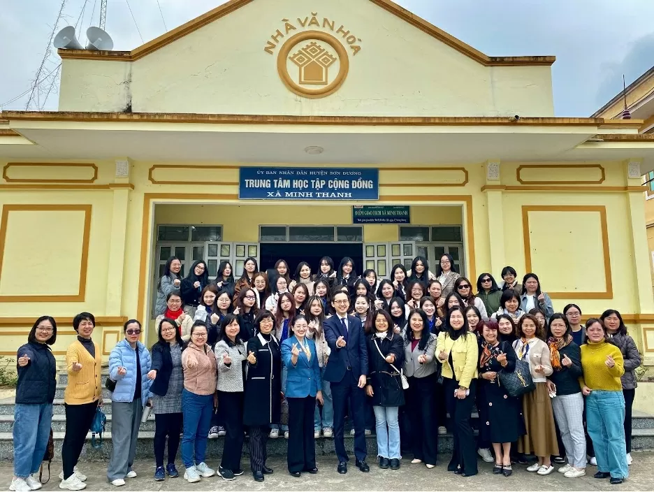 Thứ trưởng Đỗ Hùng Việt cùng đoàn chụp ảnh kỷ niệm tại nhà văn hóa xã Minh Thanh. (Ảnh: Phương Thảo) Thứ trưởng Đỗ Hùng Việt cùng đoàn chụp ảnh kỷ niệm tại nhà văn hóa xã Minh Thanh. (Ảnh: Phương Thảo)