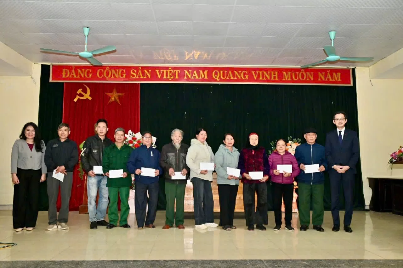 Thứ trưởng Ngoại giao Đỗ Hùng Việt, Vụ trưởng, Trưởng Ban Nữ công Bộ Ngoại giao Lê Thị Hồng Vân, Chủ tịch Công đoàn Bộ Ngoại giao Đỗ Bích Thủy trao quà cho các hộ gia đình chính sách, gia đình liệt sĩ tại nhà văn hóa xã Minh Thanh. (Ảnh: Quang Hòa) Thứ trưởng Ngoại giao Đỗ Hùng Việt, Vụ trưởng, Trưởng Ban Nữ công Bộ Ngoại giao Lê Thị Hồng Vân, Chủ tịch Công đoàn Bộ Ngoại giao Đỗ Bích Thủy trao quà cho các hộ gia đình chính sách, gia đình liệt sĩ tại nhà văn hóa xã Minh Thanh. (Ảnh: Quang Hòa)