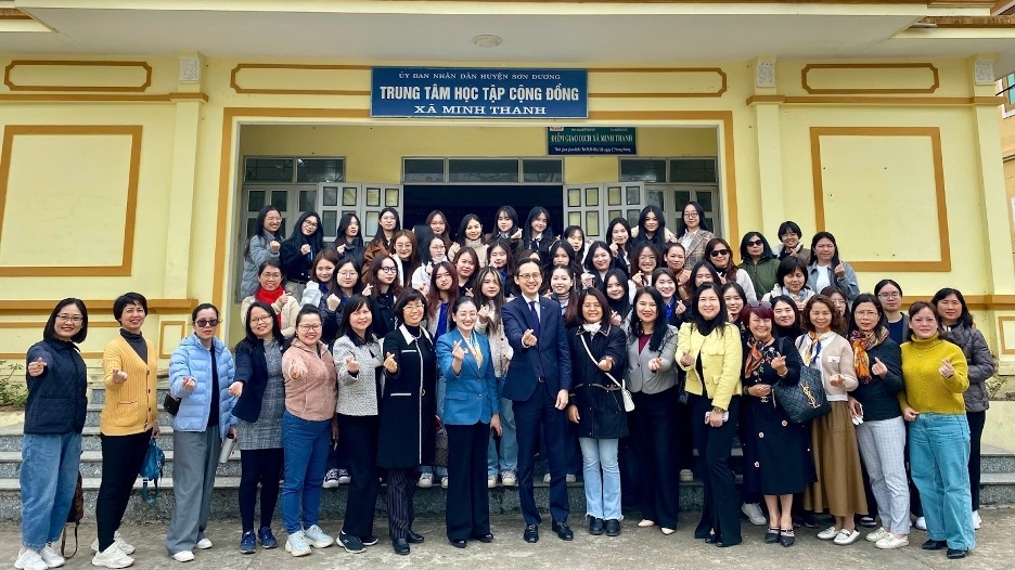 Tôn vinh cội rễ, sẻ chia nghĩa tình