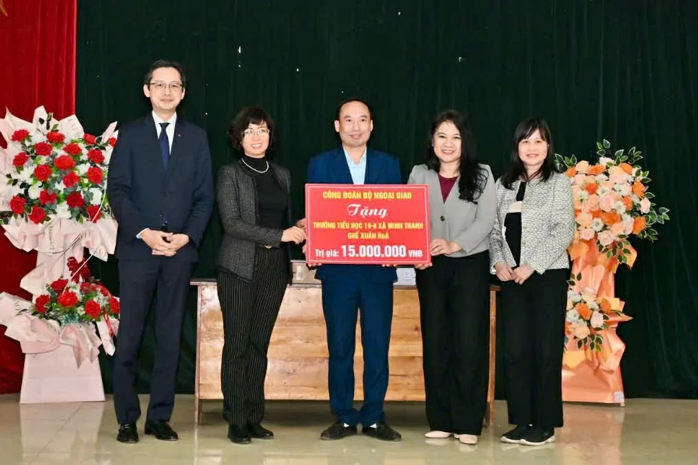 Thứ trưởng Ngoại giao Đỗ Hùng Việt, Vụ trưởng, Trưởng Ban Nữ công Bộ Ngoại giao Lê Thị Hồng Vân, Chủ tịch Công đoàn Bộ Ngoại giao Đỗ Bích Thủy trao quà trường tiểu học 19/8. (Ảnh: Phương Thảo) Thứ trưởng Ngoại giao Đỗ Hùng Việt, Vụ trưởng, Trưởng Ban Nữ công Bộ Ngoại giao Lê Thị Hồng Vân, Chủ tịch Công đoàn Bộ Ngoại giao Đỗ Bích Thủy trao quà trường tiểu học 19/8. (Ảnh: Phương Thảo)