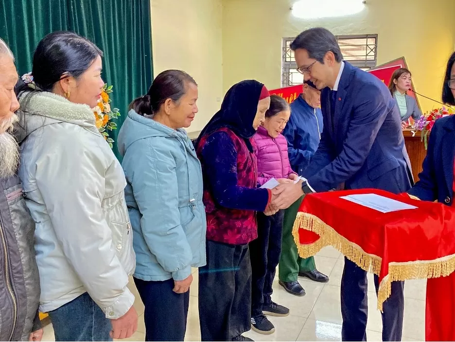 Thứ trưởng Ngoại giao Đỗ Hùng Việt trao quà cho các hộ gia đình chính sách, gia đình liệt sĩ, UBND xã, trường tiểu học 19-8. (Ảnh: Phương Thảo) Thứ trưởng Ngoại giao Đỗ Hùng Việt trao quà cho các hộ gia đình chính sách, gia đình liệt sĩ, UBND xã, trường tiểu học 19-8. (Ảnh: Phương Thảo)