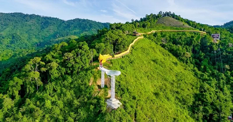 Khám phá hành lang có mái che hình rồng vắt qua núi dài nhất Việt Nam Khám phá hành lang có mái che hình rồng vắt qua núi dài nhất Việt Nam