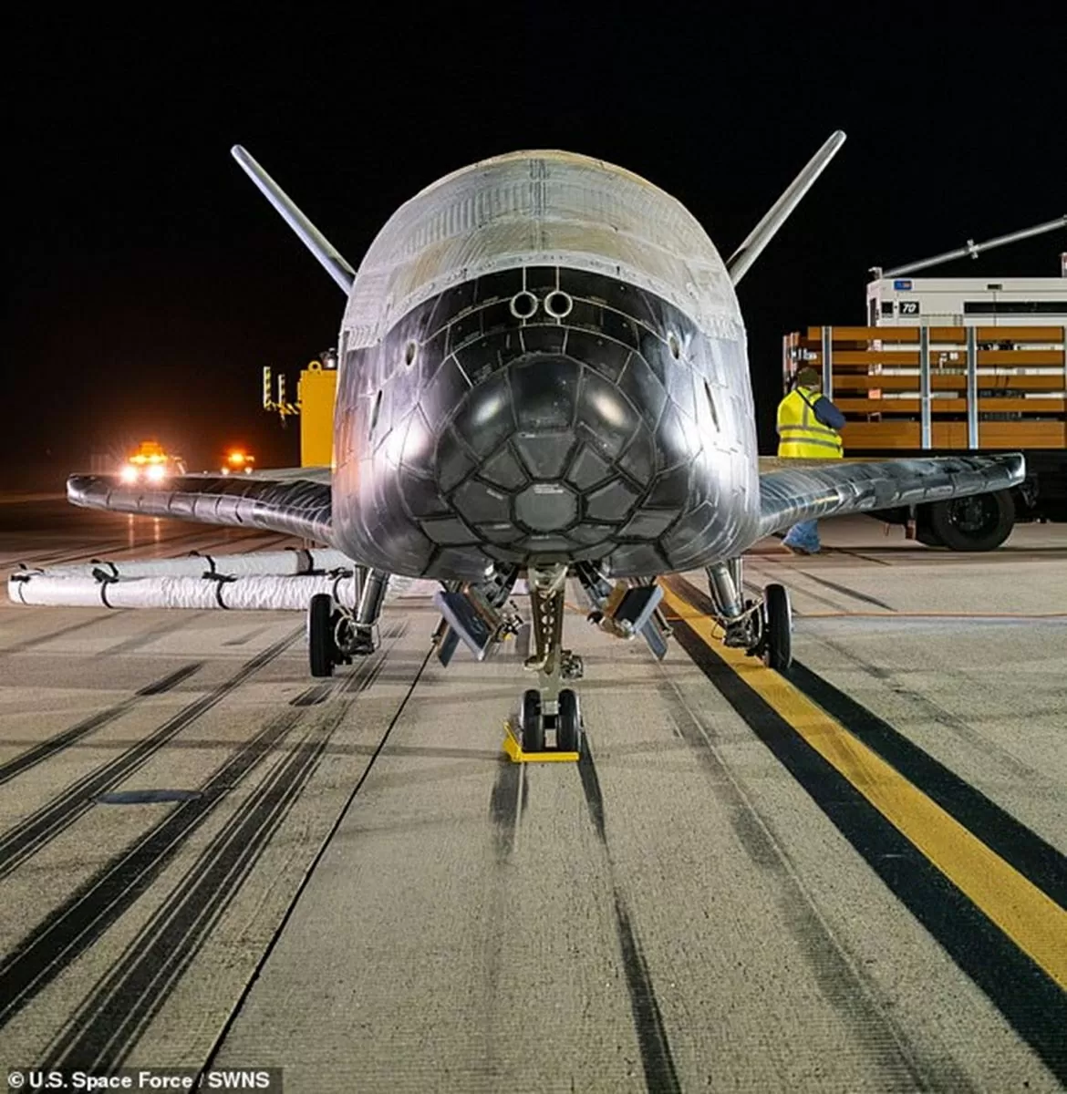 Sau hơn 14 tháng trên quỹ đạo, tàu vũ trụ X-37B lặng lẽ quay trở lại Trái Đất Sau hơn 14 tháng trên quỹ đạo, tàu vũ trụ X-37B lặng lẽ quay trở lại Trái đất