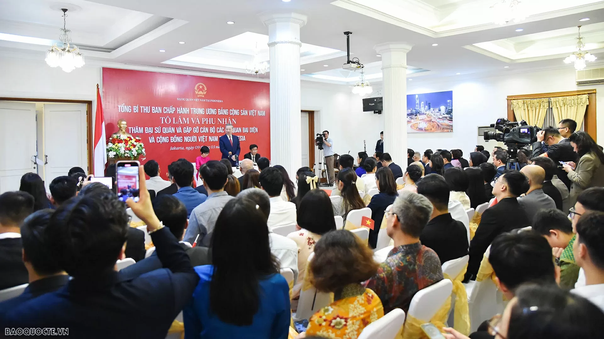 Tổng Bí thư Tô Lâm và Phu nhân thăm Đại sứ quán và gặp gỡ cộng đồng người Việt Nam tại Indonesia Tổng Bí thư Tô Lâm và Phu nhân thăm Đại sứ quán và gặp gỡ cộng đồng người Việt Nam tại Indonesia