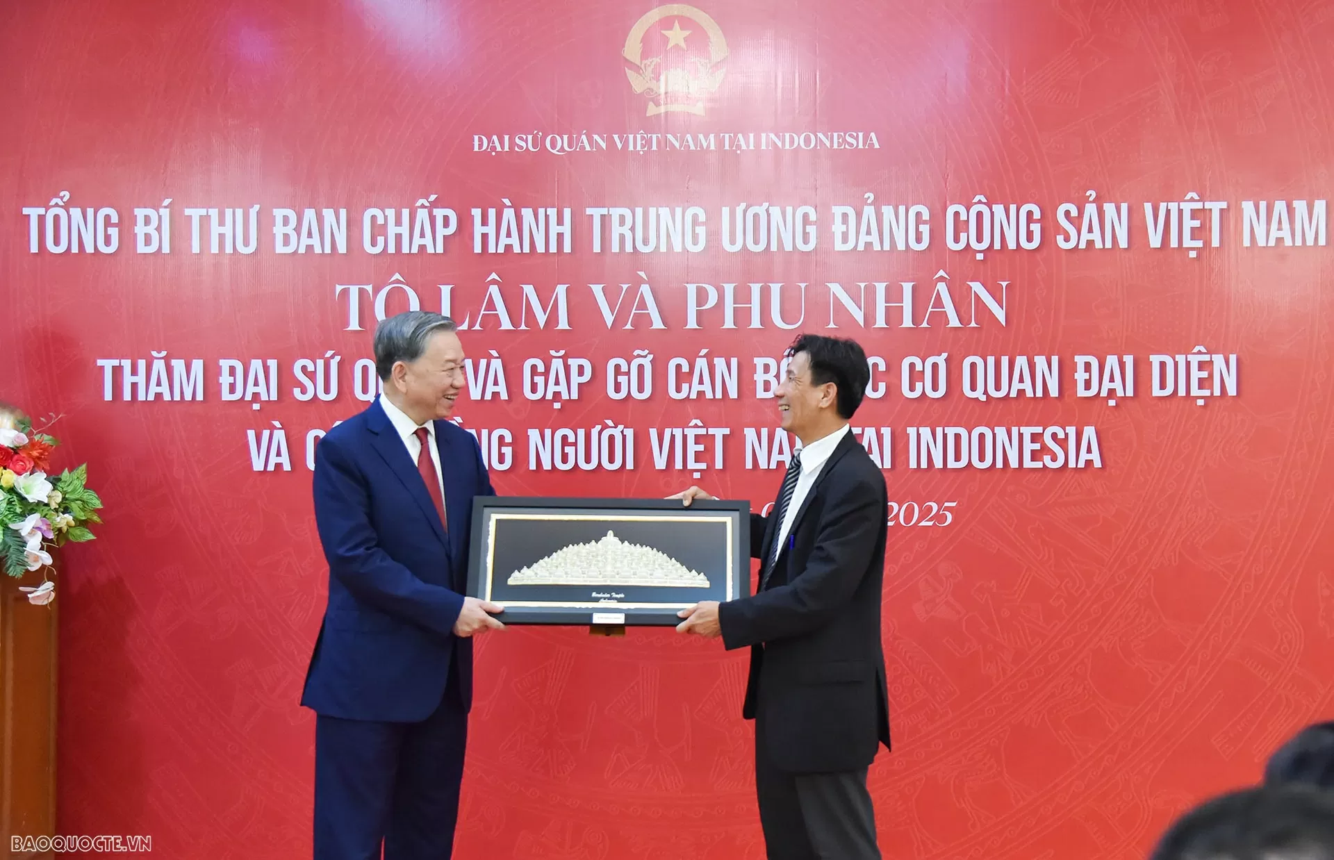 Tổng Bí thư Tô Lâm và Phu nhân thăm Đại sứ quán và gặp gỡ cộng đồng người Việt Nam tại Indonesia