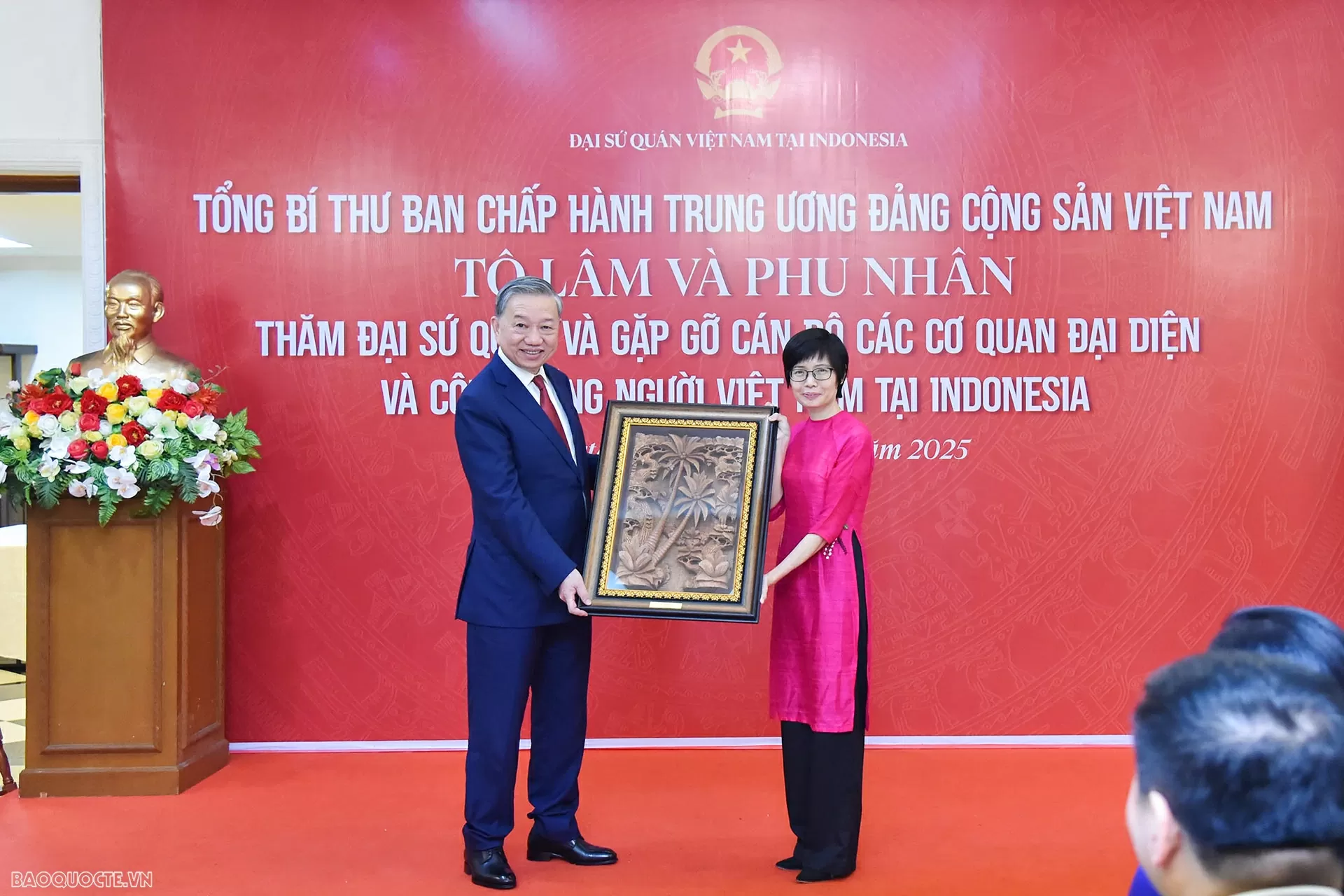 Tổng Bí thư Tô Lâm và Phu nhân thăm Đại sứ quán và gặp gỡ cộng đồng người Việt Nam tại Indonesia Tổng Bí thư Tô Lâm và Phu nhân thăm Đại sứ quán và gặp gỡ cộng đồng người Việt Nam tại Indonesia