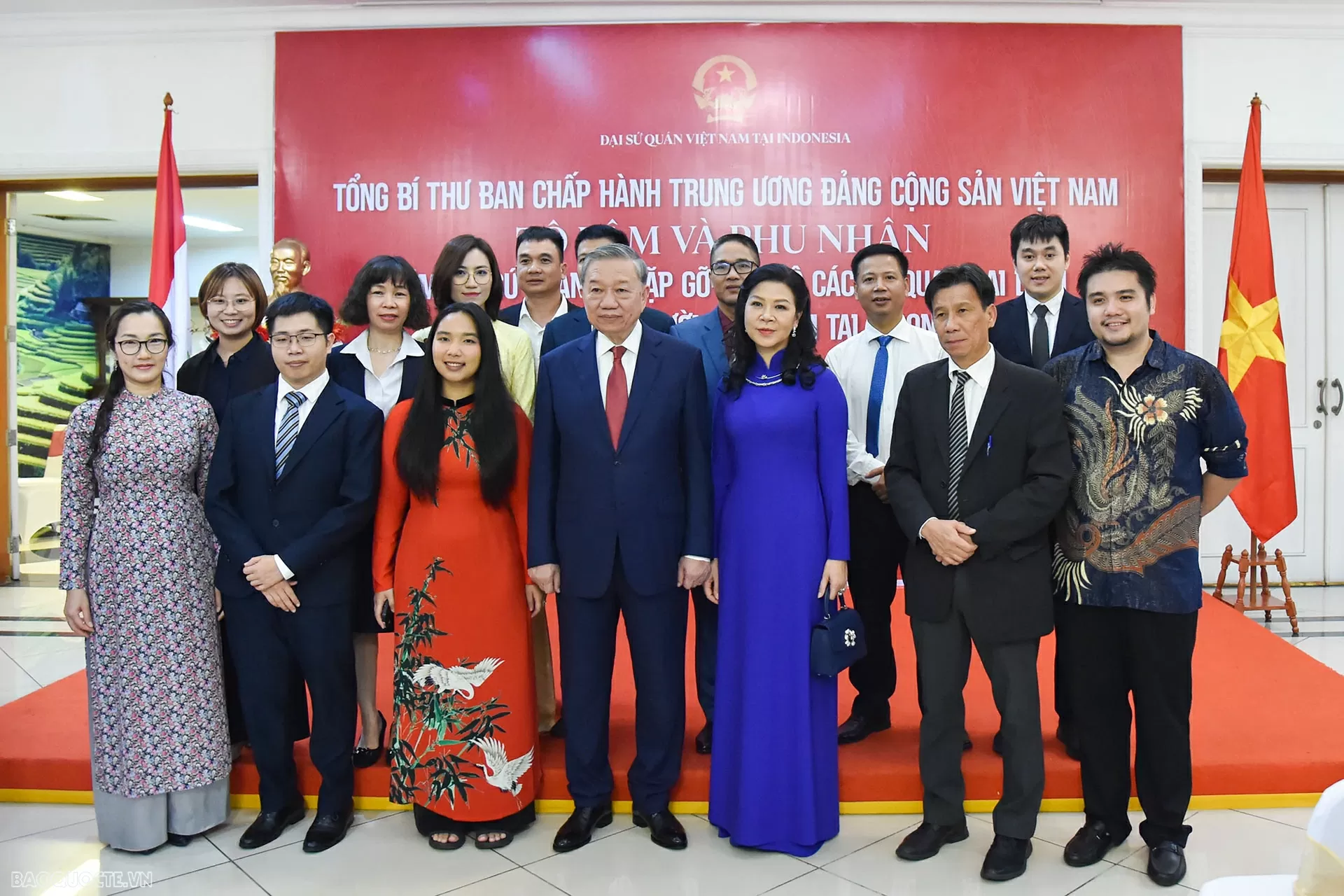 Tổng Bí thư Tô Lâm và Phu nhân thăm Đại sứ quán và gặp gỡ cộng đồng người Việt Nam tại Indonesia Tổng Bí thư Tô Lâm và Phu nhân thăm Đại sứ quán và gặp gỡ cộng đồng người Việt Nam tại Indonesia