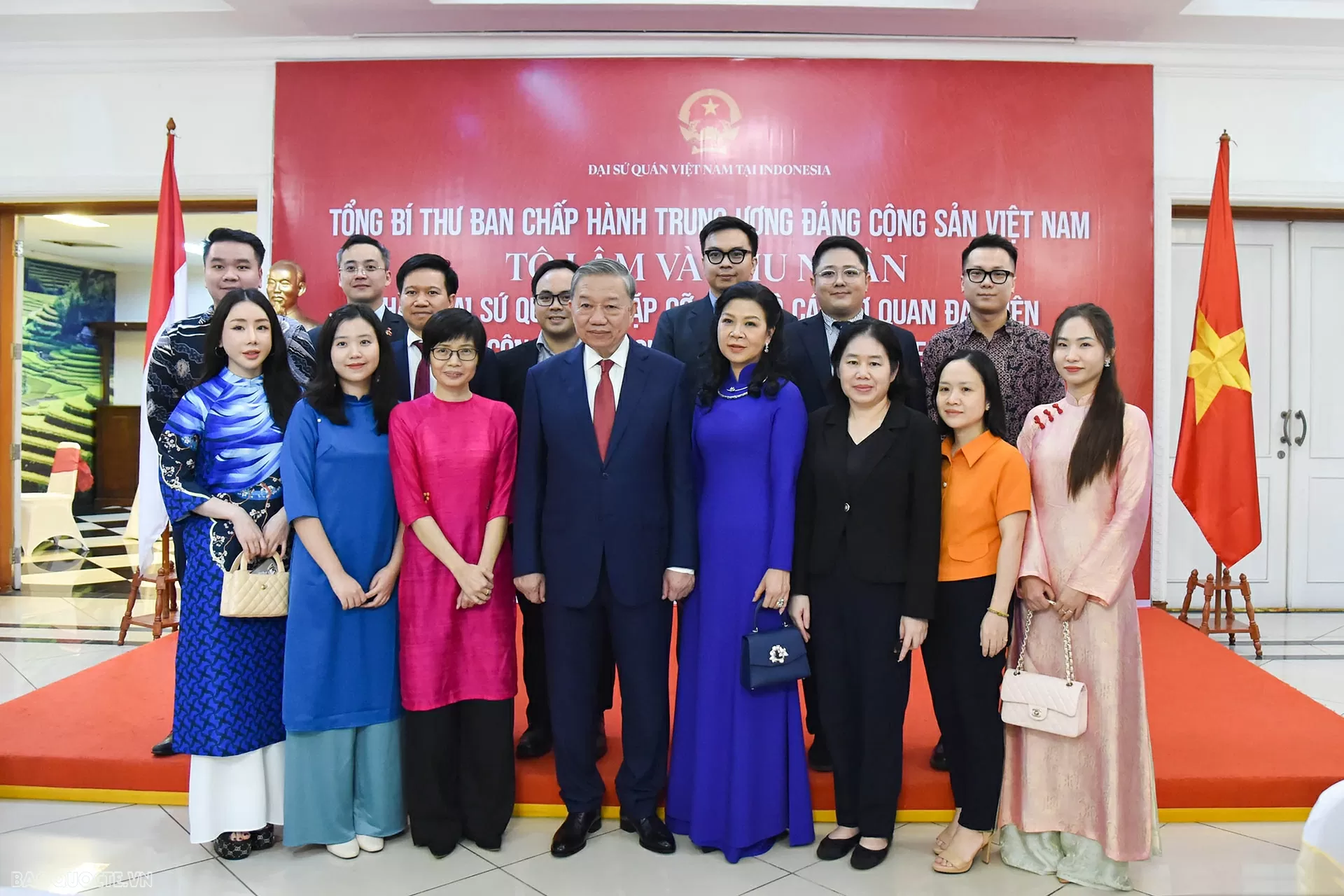 Tổng Bí thư Tô Lâm và Phu nhân thăm Đại sứ quán và gặp gỡ cộng đồng người Việt Nam tại Indonesia Tổng Bí thư Tô Lâm và Phu nhân thăm Đại sứ quán và gặp gỡ cộng đồng người Việt Nam tại Indonesia