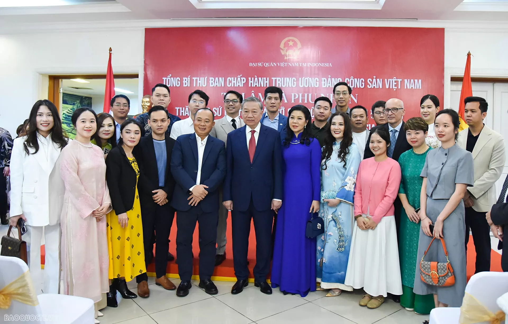 Tổng Bí thư Tô Lâm và Phu nhân thăm Đại sứ quán và gặp gỡ cộng đồng người Việt Nam tại Indonesia Tổng Bí thư Tô Lâm và Phu nhân thăm Đại sứ quán và gặp gỡ cộng đồng người Việt Nam tại Indonesia