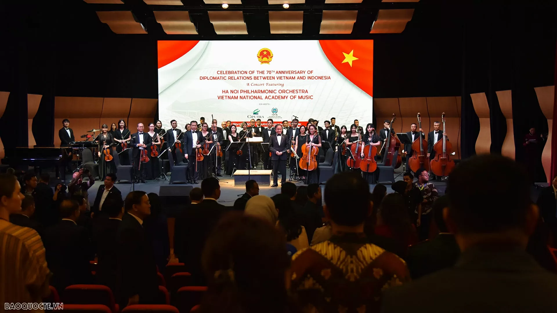Trong khuôn khổ chuyến thăm cấp Nhà nước Cộng hòa Indonesia, thăm chính thức Ban thư ký ASEAN, tối 9/3, tại Nhà hát Ciputra, thủ đô Jakarta, Tổng Bí thư Tô Lâm và Phu nhân Ngô Phương Ly đã dự Lễ hòa nhạc Kỷ niệm 70 năm thiết lập quan hệ ngoại giao Việt Na