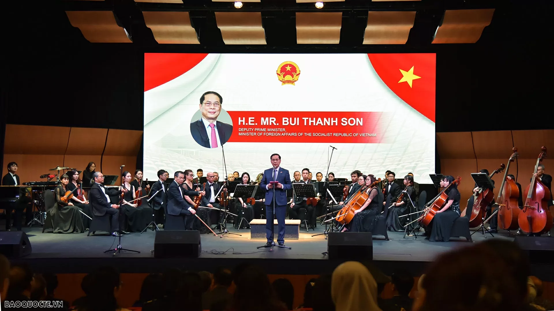 Trong khuôn khổ chuyến thăm cấp Nhà nước Cộng hòa Indonesia, thăm chính thức Ban thư ký ASEAN, tối 9/3, tại Nhà hát Ciputra, thủ đô Jakarta, Tổng Bí thư Tô Lâm và Phu nhân Ngô Phương Ly đã dự Lễ hòa nhạc Kỷ niệm 70 năm thiết lập quan hệ ngoại giao Việt Na