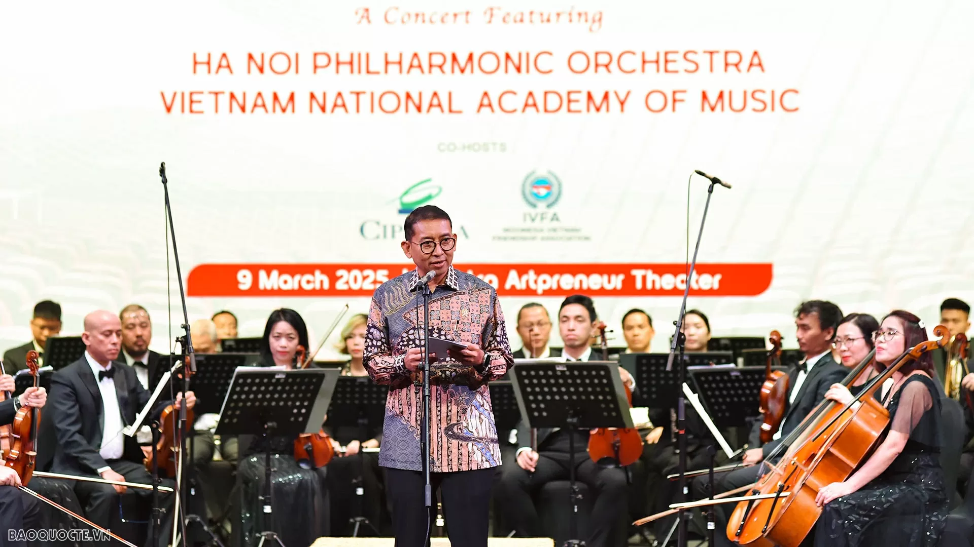 Trong khuôn khổ chuyến thăm cấp Nhà nước Cộng hòa Indonesia, thăm chính thức Ban thư ký ASEAN, tối 9/3, tại Nhà hát Ciputra, thủ đô Jakarta, Tổng Bí thư Tô Lâm và Phu nhân Ngô Phương Ly đã dự Lễ hòa nhạc Kỷ niệm 70 năm thiết lập quan hệ ngoại giao Việt Na