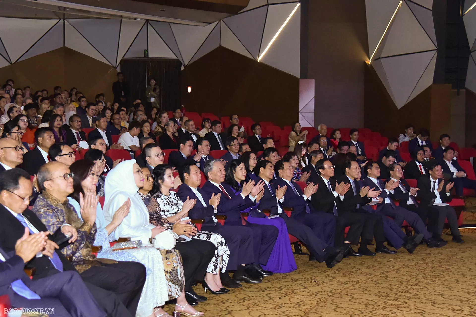 Trong khuôn khổ chuyến thăm cấp Nhà nước Cộng hòa Indonesia, thăm chính thức Ban thư ký ASEAN, tối 9/3, tại Nhà hát Ciputra, thủ đô Jakarta, Tổng Bí thư Tô Lâm và Phu nhân Ngô Phương Ly đã dự Lễ hòa nhạc Kỷ niệm 70 năm thiết lập quan hệ ngoại giao Việt Nam-Indonesia. (Ảnh: Tuấn Anh)