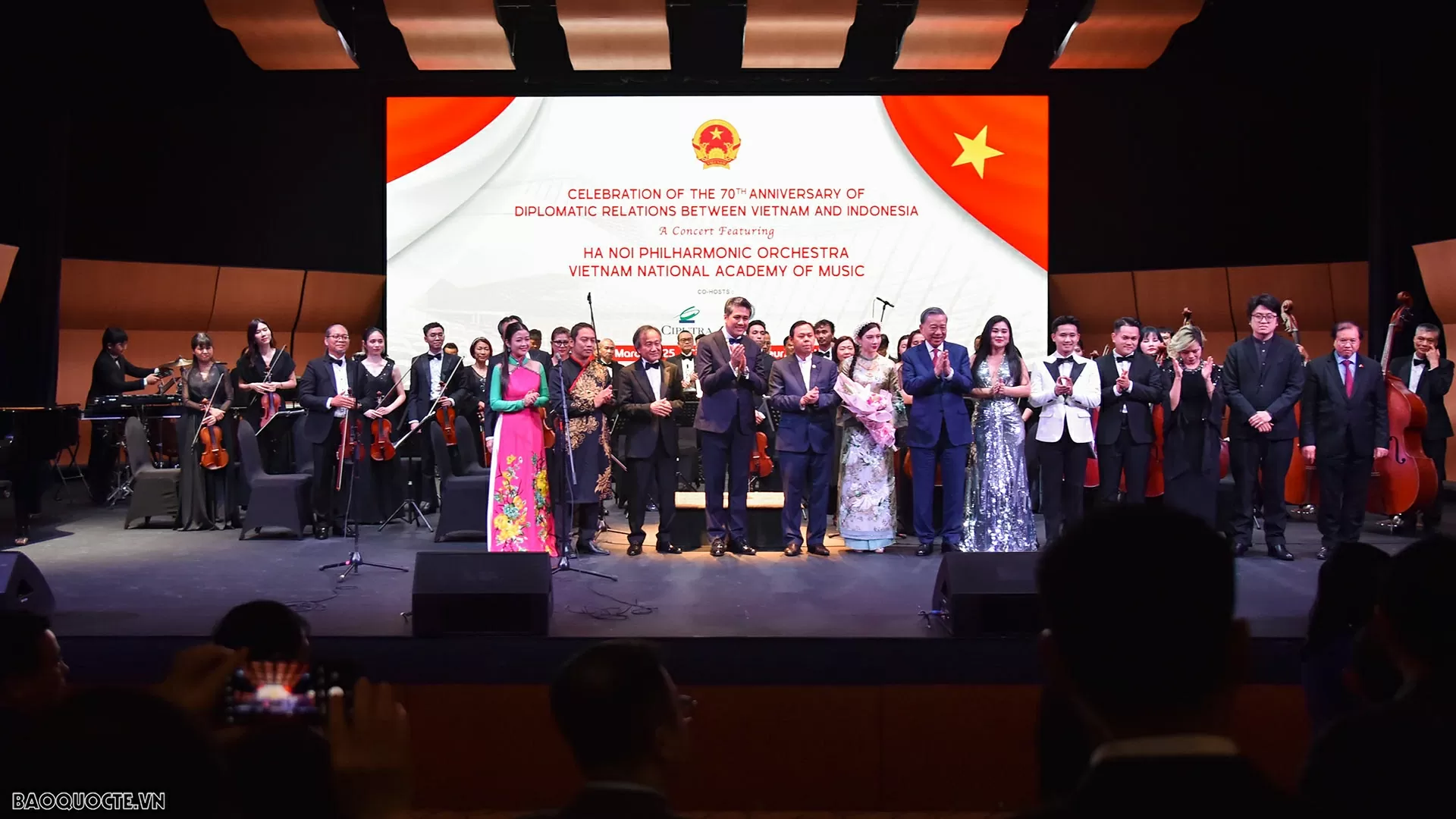 Trong khuôn khổ chuyến thăm cấp Nhà nước Cộng hòa Indonesia, thăm chính thức Ban thư ký ASEAN, tối 9/3, tại Nhà hát Ciputra, thủ đô Jakarta, Tổng Bí thư Tô Lâm và Phu nhân Ngô Phương Ly đã dự Lễ hòa nhạc Kỷ niệm 70 năm thiết lập quan hệ ngoại giao Việt Nam-Indonesia. (Ảnh: Tuấn Anh)