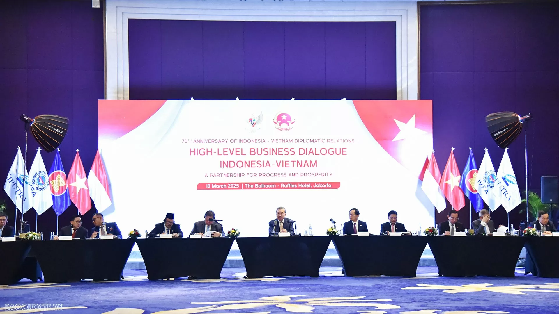 Sáng 10/3, tại thủ đô Jakarta, Tổng Bí thư Tô Lâm đã dự Tọa đàm doanh nghiệp 'Việt Nam và Indonesia: Quan hệ đối tác vì sự tiến bộ và thịnh vượng'. (Ảnh: Tuấn Anh) Sáng 10/3, tại thủ đô Jakarta, Tổng Bí thư Tô Lâm đã dự Tọa đàm doanh nghiệp 'Việt Nam và Indonesia: Quan hệ đối tác vì sự tiến bộ và thịnh vượng'. (Ảnh: Tuấn Anh)