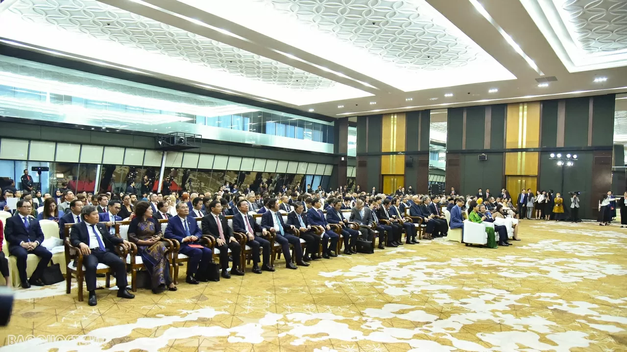 Tổng Bí thư Tô Lâm và Phu nhân dự Lễ kỷ niệm 30 năm Việt Nam gia nhập ASEAN Tổng Bí thư Tô Lâm và Phu nhân dự Lễ kỷ niệm 30 năm Việt Nam gia nhập ASEAN