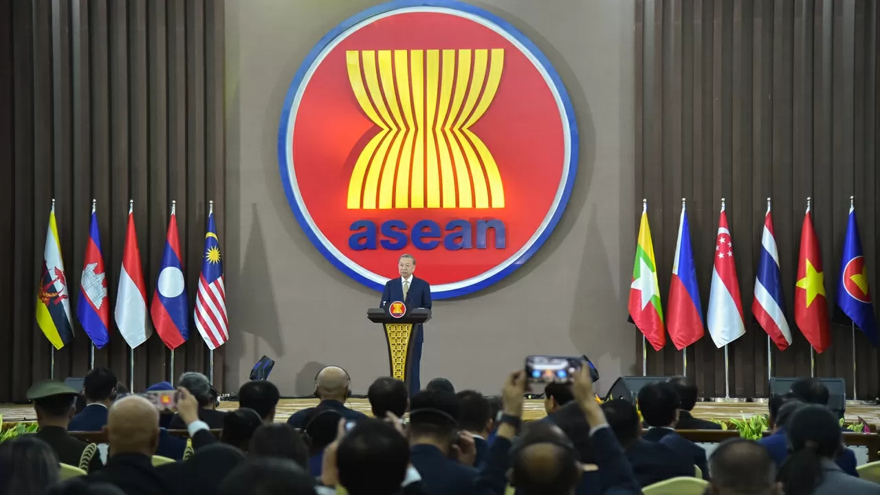 Trong khuôn khổ chuyến thăm cấp Nhà nước Cộng hòa Indonesia, thăm chính thức Ban thư ký ASEAN, sáng 10/3, tại Trụ sở Ban thư ký ASEAN, Tổng Bí thư Tô Lâm và Phu nhân cùng đoàn đại biểu cấp cao Việt Nam đã dự Lễ kỷ niệm 30 năm Việt Nam gia nhập ASEAN và có bài phát biểu chính sách quan trọng. (Ảnh: Tuấn Anh) Trong khuôn khổ chuyến thăm cấp Nhà nước Cộng hòa Indonesia, thăm chính thức Ban thư ký ASEAN, sáng 10/3, tại Trụ sở Ban thư ký ASEAN, Tổng Bí thư Tô Lâm và Phu nhân cùng đoàn đại biểu cấp cao Việt Nam đã dự Lễ kỷ niệm 30 năm Việt Nam gia nhập ASEAN và có