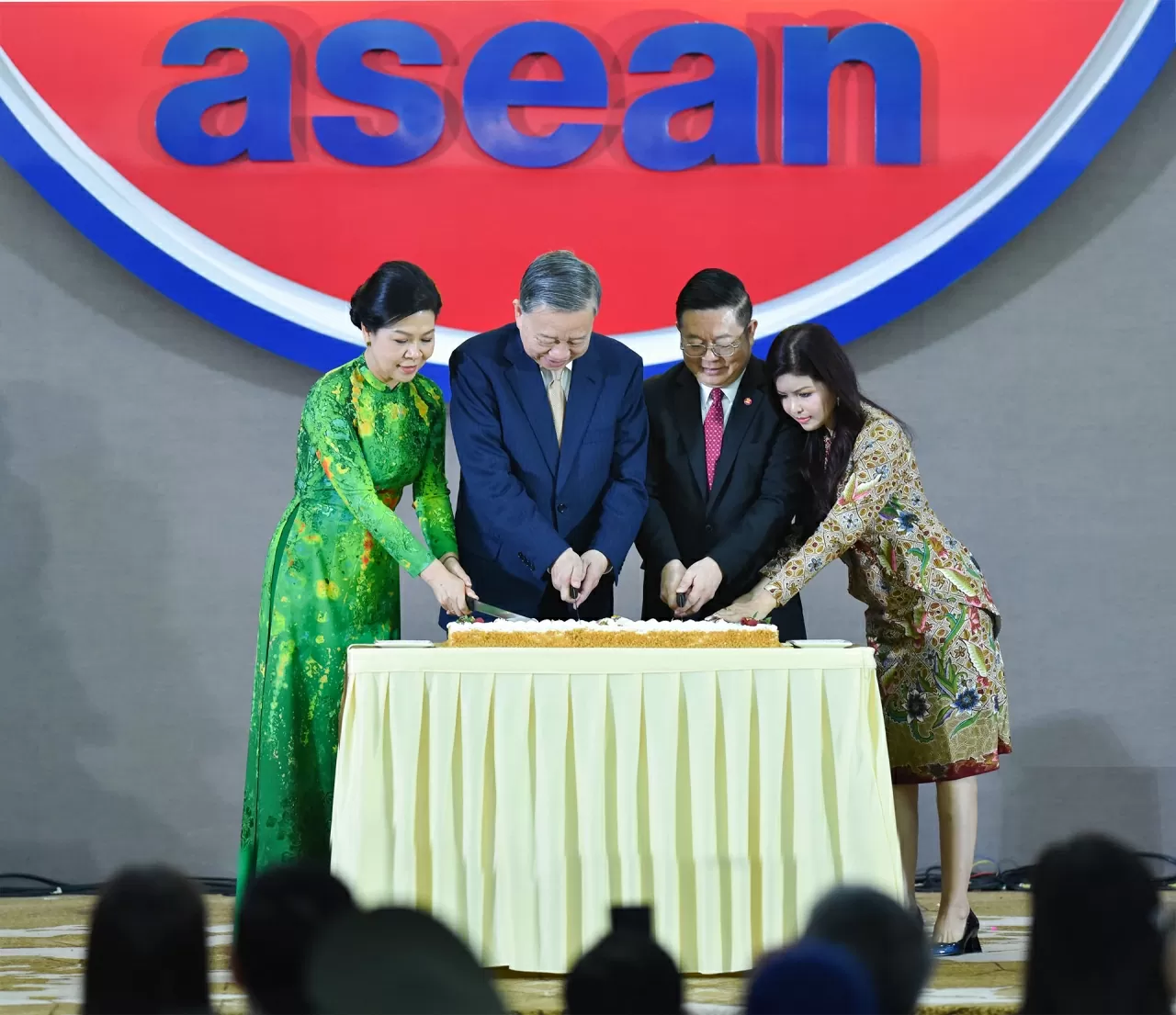 Trong khuôn khổ chuyến thăm cấp Nhà nước Cộng hòa Indonesia, thăm chính thức Ban thư ký ASEAN, sáng 10/3, tại Trụ sở Ban thư ký ASEAN, Tổng Bí thư Tô Lâm và Phu nhân cùng đoàn đại biểu cấp cao Việt Nam đã dự Lễ kỷ niệm 30 năm Việt Nam gia nhập ASEAN và có bài phát biểu chính sách quan trọng. (Ảnh: Tuấn Anh) Trong khuôn khổ chuyến thăm cấp Nhà nước Cộng hòa Indonesia, thăm chính thức Ban thư ký ASEAN, sáng 10/3, tại Trụ sở Ban thư ký ASEAN, Tổng Bí thư Tô Lâm và Phu nhân cùng đoàn đại biểu cấp cao Việt Nam đã dự Lễ kỷ niệm 30 năm Việt Nam gia nhập ASEAN và có