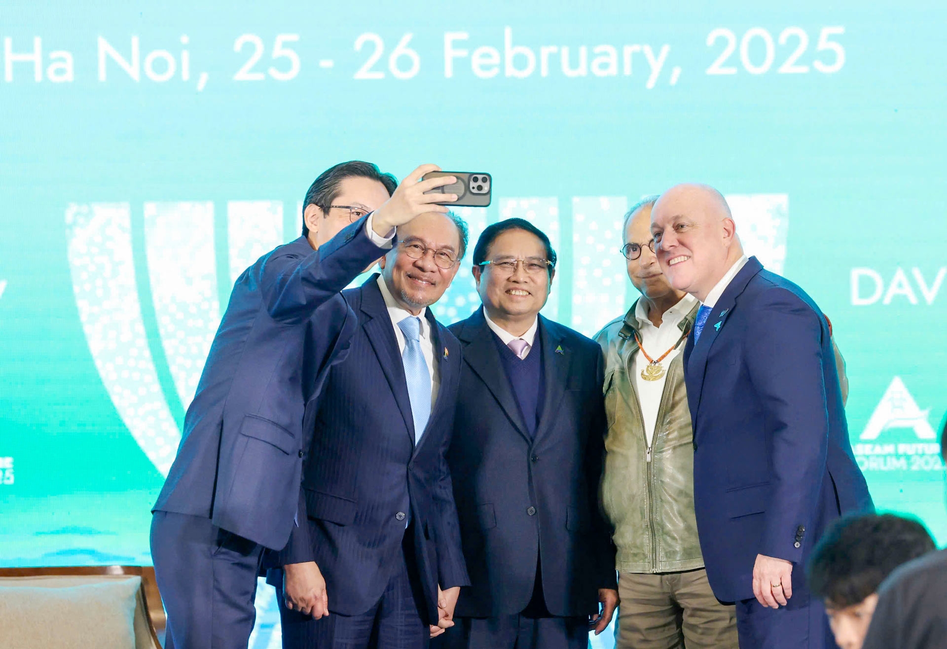 Các đại biểu chụp ảnh selfie tại phiên thảo luận cấp cao trong khuôn khổ AFF 2025. (Ảnh: P.Hải)