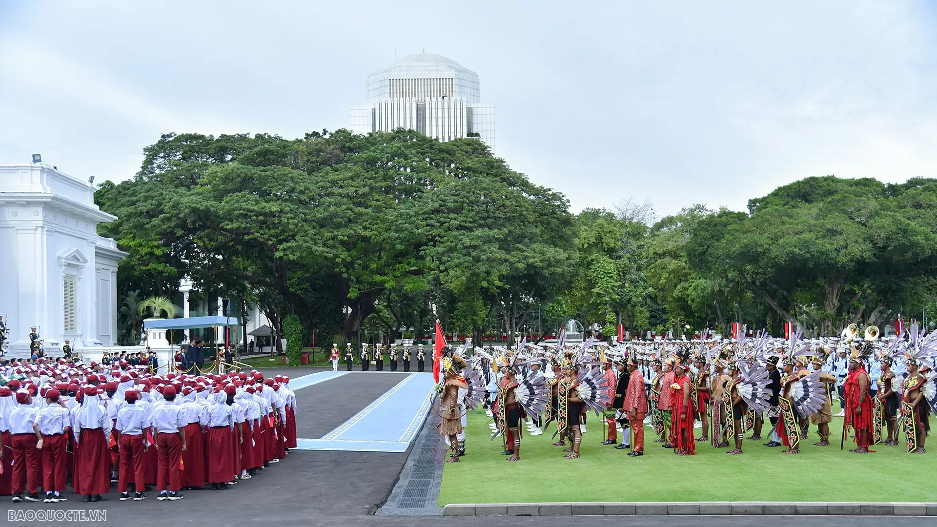 Tổng thống Prabowo Subianto ra đón tại cửa xe, bắt tay, chào mừng Tổng Bí thư Tô Lâm và Phu nhân.