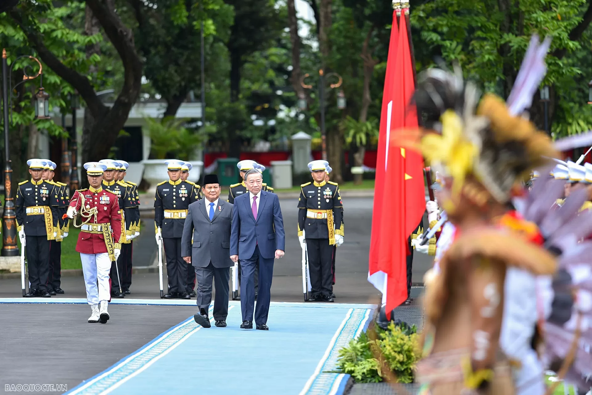 Tiếp đó, Đội trưởng Đội danh dự Quân đội Indonesia mời Tổng Bí thư Tô Lâm duyệt Đội danh dự. Tổng thống Prabowo Subianto và Tổng Bí thư Tô Lâm giới thiệu thành phần đoàn cấp cao hai nước dự Lễ đón. Tiếp đó, Đội trưởng Đội danh dự Quân đội Indonesia mời Tổng Bí thư Tô Lâm duyệt Đội danh dự. Tổng thống Prabowo Subianto và Tổng Bí thư Tô Lâm giới thiệu thành phần đoàn cấp cao hai nước dự Lễ đón.