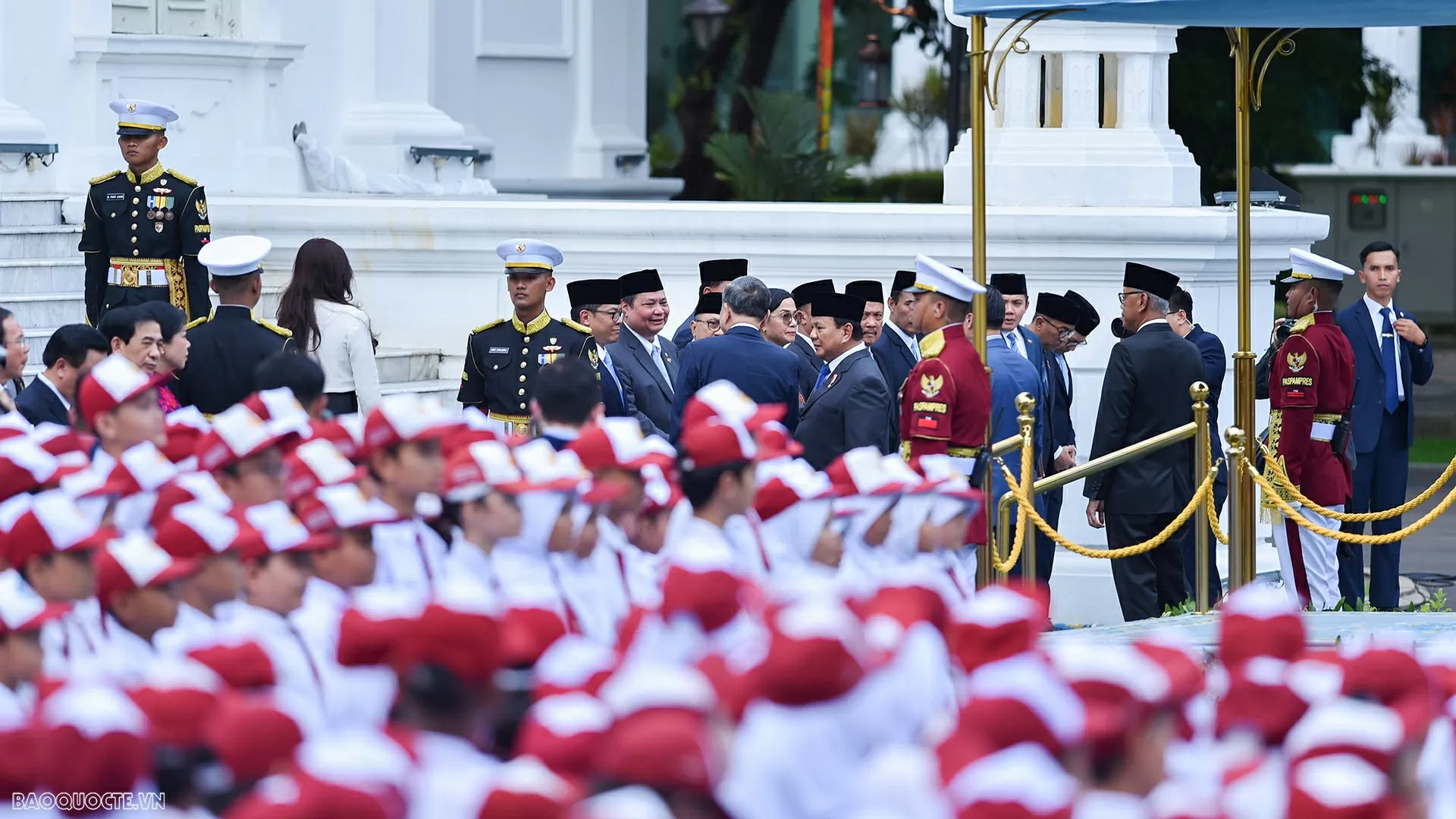 Tổng thống Prabowo Subianto và Tổng Bí thư Tô Lâm giới thiệu thành phần đoàn cấp cao hai nước dự Lễ đón.