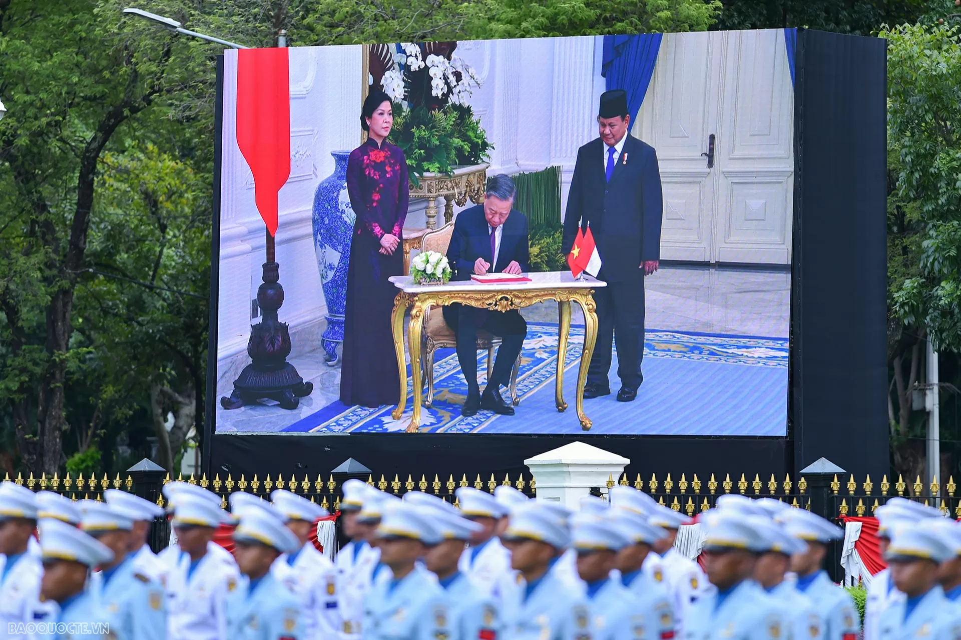 Trước khi bước vào hội đàm, Tổng Bí thư Tô Lâm đã ghi sổ Lưu niệm tại Phủ Tổng thống, bày tỏ vui mừng đến thăm đất nước vạn đảo Indonesia tươi đẹp và tin tưởng quan hệ Việt Nam-Indonesia sẽ phát triển vững chắc, sâu rộng, vì lợi ích của nhân dân hai nước, vì hòa bình, ổn định ở khu vực và thế giới. 