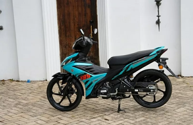 So với Exciter 135, Yamaha 135LC vẫn giữ nguyên kiểu dáng tổng thể nhưng sở hữu một số nâng cấp đáng chú ý