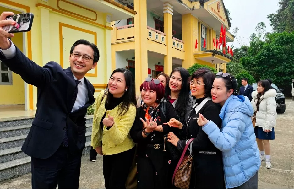 Tôn vinh cội rễ, sẻ chia nghĩa tình Tôn vinh cội rễ, sẻ chia nghĩa tình