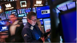 Ông Donald Trump tuyên bố 'không loại trừ nguy cơ suy thoái', chứng khoán Mỹ lao dốc