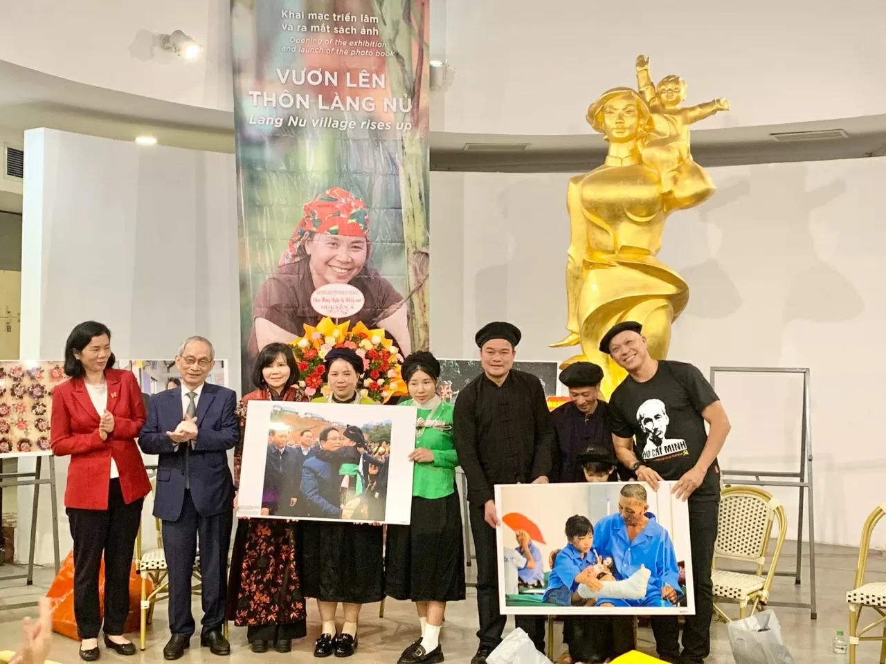 Tấm lòng của nghệ sĩ nhiếp ảnh Nguyễn Á dành cho người dân thôn Làng Nủ Tấm lòng của nghệ sĩ nhiếp ảnh Nguyễn Á dành cho người dân thôn Làng Nủ