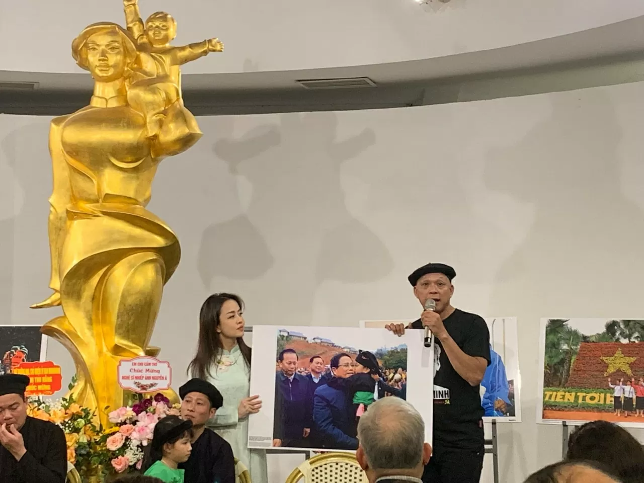 Tấm lòng của nghệ sĩ nhiếp ảnh Nguyễn Á dành cho người dân thôn Làng Nủ Tấm lòng của nghệ sĩ nhiếp ảnh Nguyễn Á dành cho người dân thôn Làng Nủ