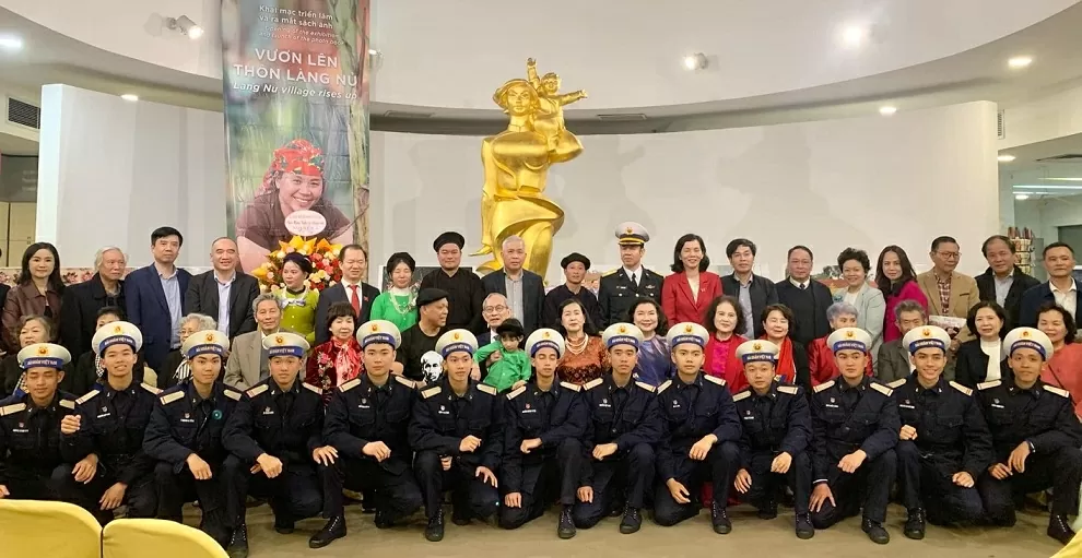 Tấm lòng của nghệ sĩ nhiếp ảnh Nguyễn Á dành cho người dân thôn Làng Nủ Tấm lòng của nghệ sĩ nhiếp ảnh Nguyễn Á dành cho người dân thôn Làng Nủ